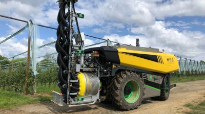Erste Obstbauroboter spritzen Obstanlagen