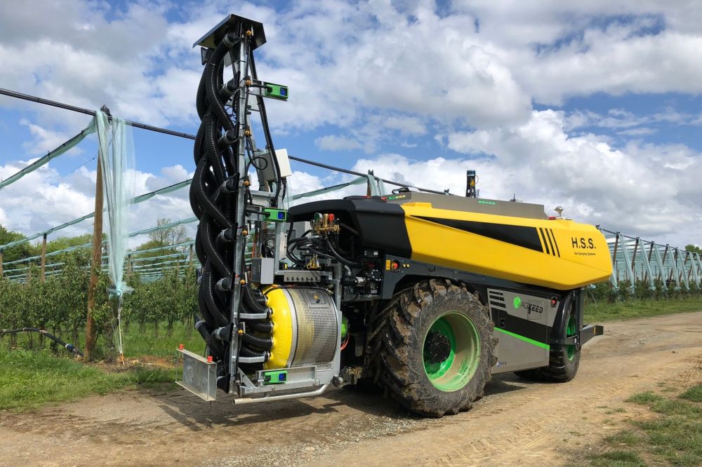 Erste Obstbauroboter spritzen Obstanlagen