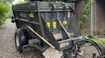 Fahrgassen mit Schotterstreuer wiederherstellen